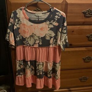 Women’s Floral Tiered Short Sleeve Tee in Pink and Gray